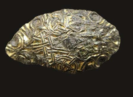 Una hebilla con capa dorada