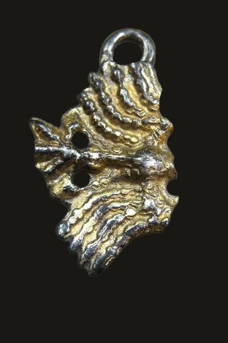 Un pendiente con forma de pájaro