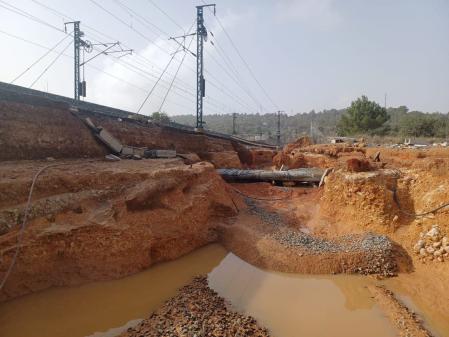 Los daños en la alta velocidad (AVE) entre Madrid y Valencia tras el paso de la DANA (29!10/2024)