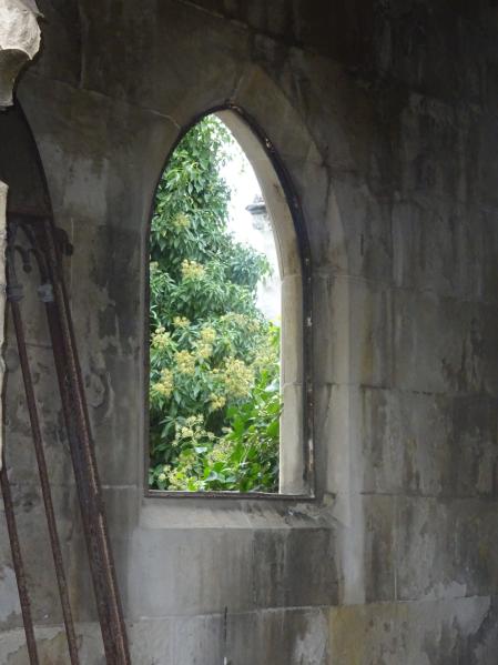 Interior de una capilla en remodelación.