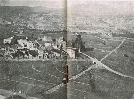 Vista parcial de Gelida en donde se puede apreciar el funicular subiendo a la estación de arriba.