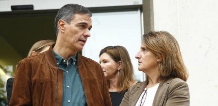 El presidente del Gobierno, Pedro Sánchez, conversa con la vicepresidenta tercera y ministra para la Transición Ecológica y el Reto Demográfico, Teresa Ribera, durante su visita a la sede de la AEMET en Madrid
