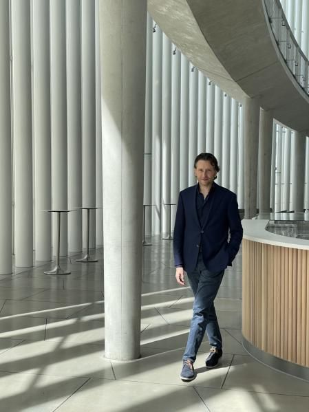 El maestro valenciano Gustavo Gimeno en el hall de la Philharmonie Luxembourg