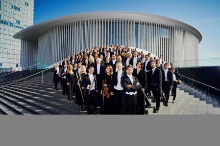 Gustavo Gimeno, con la orquesta que lleva dirigiendo casi una década, en el exterior de la Philharmonie Luxembourg