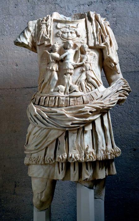 Estatua de un hombre con armadura (siglo II) procedente de la basílica Julia y conservada en el Museo Arqueológico de la Antigua Corinto.