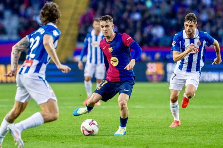 Marc Casadó controla un balón ante la presencia del blanquiazul Romero