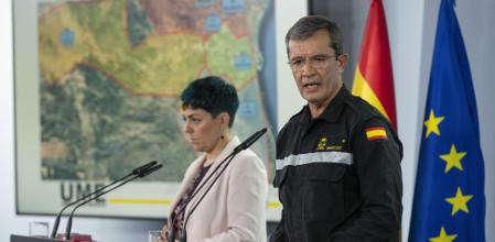 El general jefe de la UME, Javier Marcos, y la secretaria general de Transporte Terrestre, Marta Serrano, en la Moncloa (Fernando Villar / EFE)