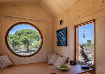 Morena, la acogedora minicasa rodante con la madera como gran protagonista.