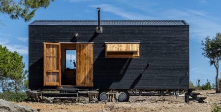 Morena, la acogedora minicasa rodante con la madera como gran protagonista.
