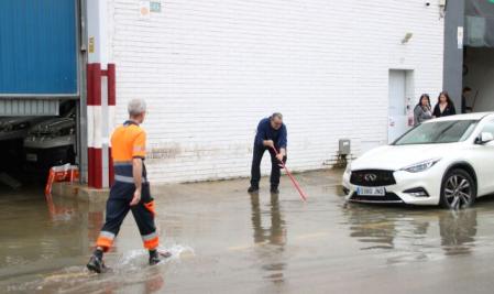 Almacenes llenos de agua en el polígono de la Llobatona, a Viladecans