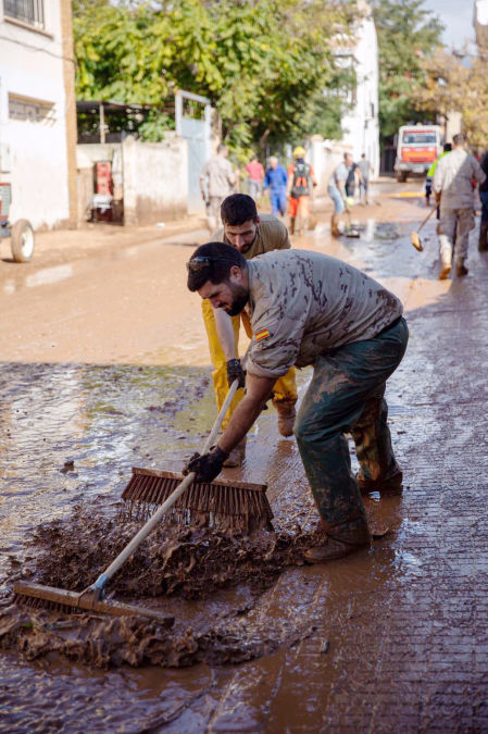 Efectivos de la Guardia Real trabajan en las tareas de limpieza de las calles de la zona afectada por las riadas