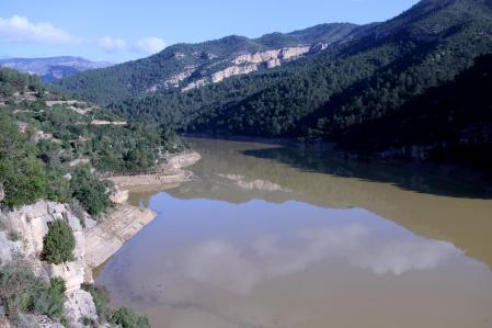 Imagen parcial de la cola del pantano de Ulldecona en la Pobla de Benifassà, después del paso de la DANA