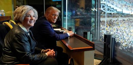 El entonces candidato republicano a la presidencia, Donald Trump, sigue un partido de fútbol americano junto a su consejera más imprescindible, Susie Wiles, el 20 de octubre, en Pittsburgh (Evan Vucci / Reuters)