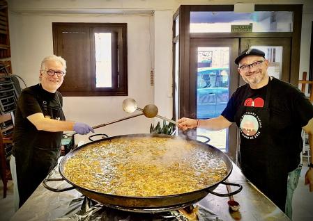 Juli Peretó y un servidor con nuestra primera paella de 100 comensales, Benimaclet
