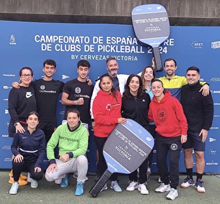 En la fotografía aparecen los componentes del equipo de C.T. Barà, que participaron en el primer Campeonato de España MAPFRE de pickleball de Clubs. La competición se ha celebrado en las pistas del CT Vall d'Hebron-Barcelona del 1 al 3 de noviembre. De pie, de izquierda a derecha: Anna Saura, Pol Gallofré, Nil Gallofré, Verónica Capobianco, Jesús Jurado, Sonia Puente, Helena Aldaz, Sheila Domínguez, Javier Garrido, Xavier Sardà.
Agachados: Paula Mesa, David Armentano.