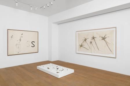 Una imagen de la galería TornabuoniArt de París con obra de artistas Povera