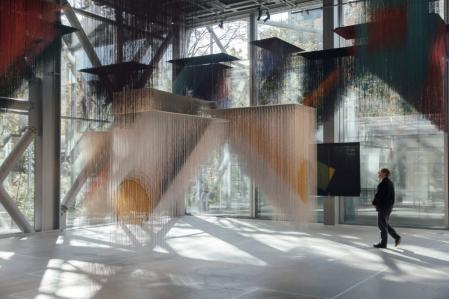 Una vista de la exposición de Olga de Amaral, piezas de sus serie Brumas, en la renovada Fondation Cartier