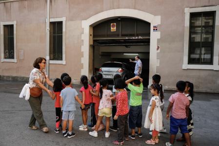 FOTO ALEX GARCIA EL COLEGIO CASTELLA DE LA PLAZA CASTELLA DEL RAVAL NO TIENEN PATIO Y HAN DE HACER EL RECREO EN UNA ZONA DEGRADADA 2010/10/01