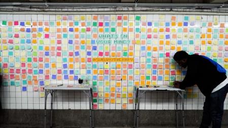 El metro de Nueva York se llena de notas adhesivas de los pasajeros con mensajes inspiradores, pensamientos conmovedores e ideas alentadoras