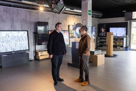 Vicente Matallana, director artístico de la NAF, y Andreu Rodríguez, su fundador, rodeados por varias obras