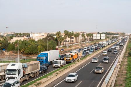 Atasco de la V-30, a 5 de noviembre de 2024, en Valencia, Comunidad Valenciana (España). Hoy, se cumple una semana desde que la DANA arrasara la Comunitat Valenciana. Hasta el momento, hay 211 víctimas mortales y cuantiosos daños materiales en alrededor de 70 municipios de la provincia de Valencia, desde donde todavía hoy se siguen retirando enseres, vehículos y haciendo achiques de agua. Se ha restablecido ya el 98% del servicio eléctrico y el 93% de la población afectada ya dispone de suministro agua.