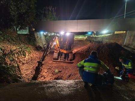 Imagen de operarios intentando reparar la avería de la tubería general de agua de la localidad almeriense de Balanegra.
