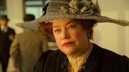 La actriz como Margaret Brown, su recordado papel en 'Titanic' (1997)