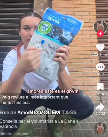 Influencer grabándose antes de ir a ayudar a los afectados por la DANA