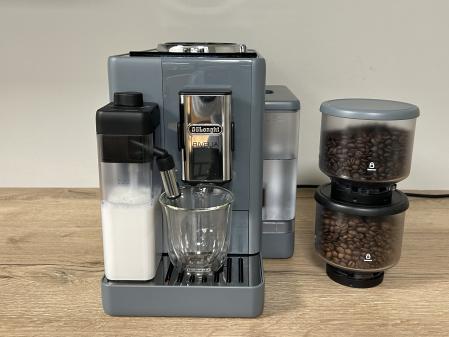 Guarda y diferencia cómodamente el café con cafeína del descafeinado con los depósitos que trae la De'Longhi Rivelia.