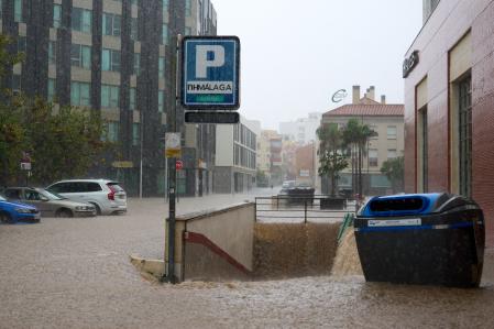 La lluvia bajando por la rampa de un parking en Málaga