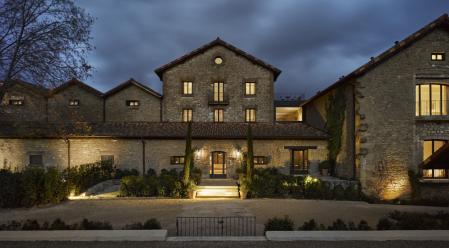 La antigua bodega tiene 13 habitaciones de amplios ventanales