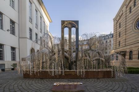 El sauce en memoria al Holocausto de la Gran Sinagoga