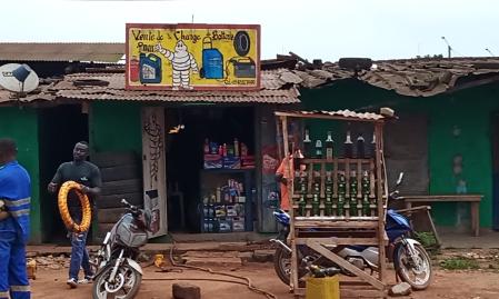 La carretera a San Pédro está llena de tiendas de neumáticos de motocicletas y las 'quincailleries', de material de construcción,