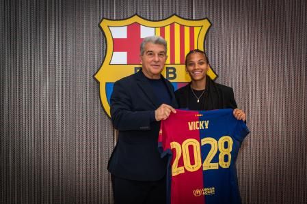 Vicky López y el presidente Joan Laporta