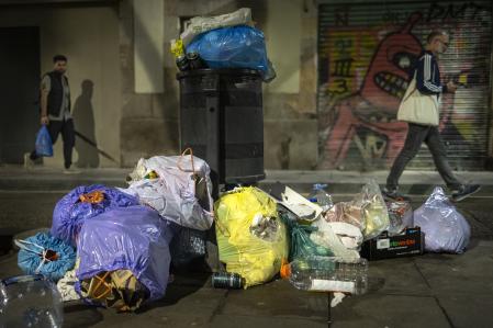 Muchos entienden que las papeleras y sus alrededores son un buen lugar para dejar las bolsas