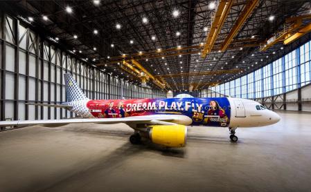 Aitana Bonmatí, Graham Hansen y Salma Paralluelo, ganadora y finalistas del Balón de Oro 2023, representadas en el fuselaje