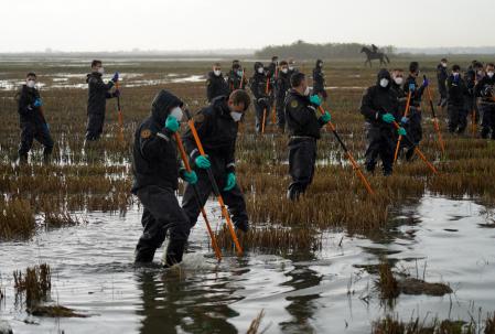 Varios agentes de la Guardia Civil siguen buscando cuerpos en la Albufera, a 15 de noviembre de 2024, en Valencia, Comunidad Valenciana (España). La Guardia Civil sigue buscando a las 16 personas desaparecidas por la DANA. La búsqueda de cuerpos está centrada en la Albufera, una zona que es de difícil acceso. Mercedes González, la directora general de la Benemérita, ha declarado hoy mismo que este dispositivo seguirá desplegado “hasta que sea necesario”.