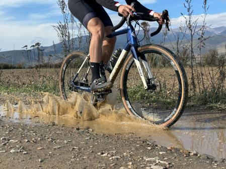 La electrónica del pedal queda completamente protegida del agua, el barro y el frío.