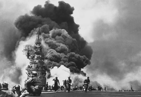 American aircraft carrier USS Bunker Hill burns after being hit by two kamikaze planes within 30 seconds.



El portaaviones estadounidense USS Bunker Hill arde tras ser alcanzado por dos aviones kamikazes.