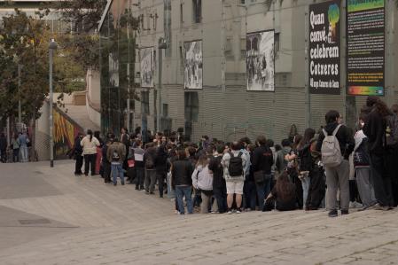 Cola de asistentes para entrar en el auditorio de Cotxeres de Sants de Barcelona