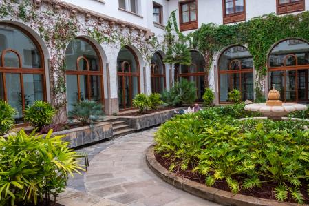 Acogedor patio interior del hotel Iberostar Heritage Grand Mencey