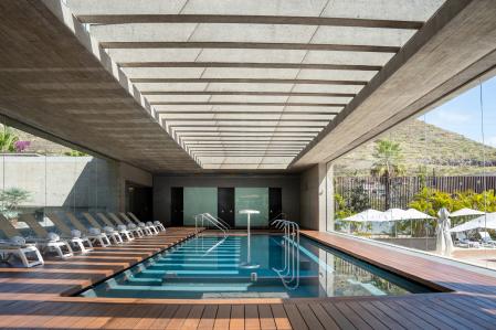 Piscina cubierta de la zona de spa del hotel