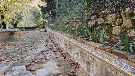 Los 35 surtidores de Les Dous, sin agua.