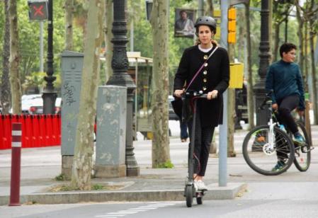 Barcelona prevé hacer obligatorio el casco por patinetes eléctricos a partir de abril
