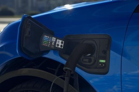 En la parte lateral delantera se encuentra el conector para cargar la batería&nbsp;