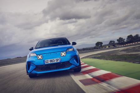 La función del botón Overtake proporciona la potencia máxima disponible, también es accesible si se pisa a fondo el acelerador (función kick-down)&nbsp;