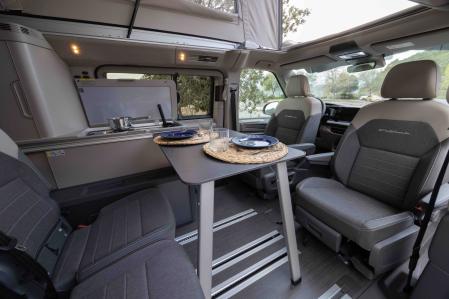 Los asientos delanteros son giratorios para poder crear un ambiente de sala de estar-comedor&nbsp;