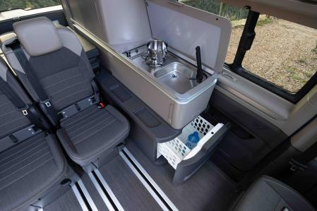 En el lateral se encuentra un módulo con la cocina y un fregadero&nbsp;