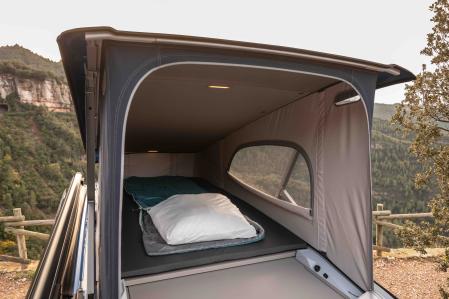 El techo es elevable y ofrece la posibilidad de ganar una segunda cama&nbsp;