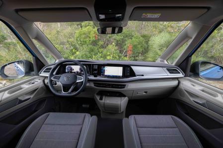 El conductor disfruta de una buena posición y tiene todos los mandos y pantallas a su alcance&nbsp;